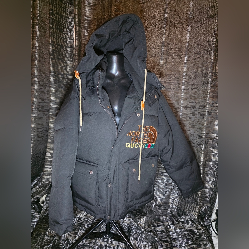 Sleek Black Puffer Jacket with Insulated Warmth and Water-Resistant Finish